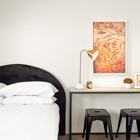 シドニーElegantly Modern 2-Bed In The Heart Of Chippendaleアパートメント エクステリア 写真